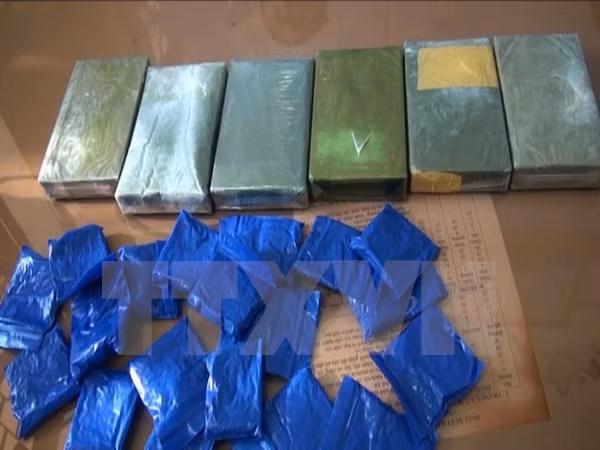 Drug dealers arrested before entering Vietnam ảnh 1