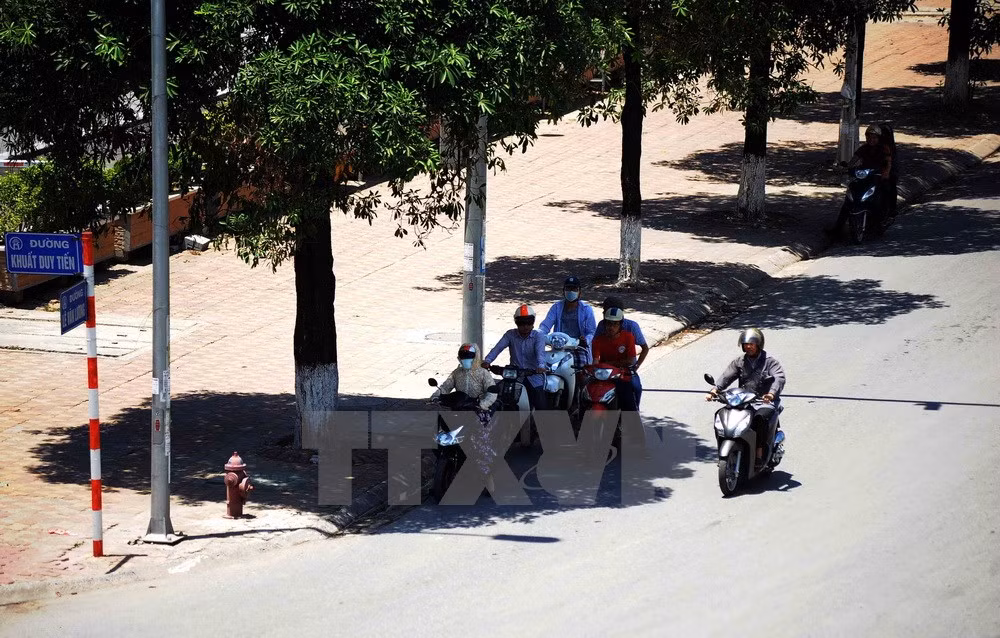 Heat wave burns north, central Vietnam ảnh 1