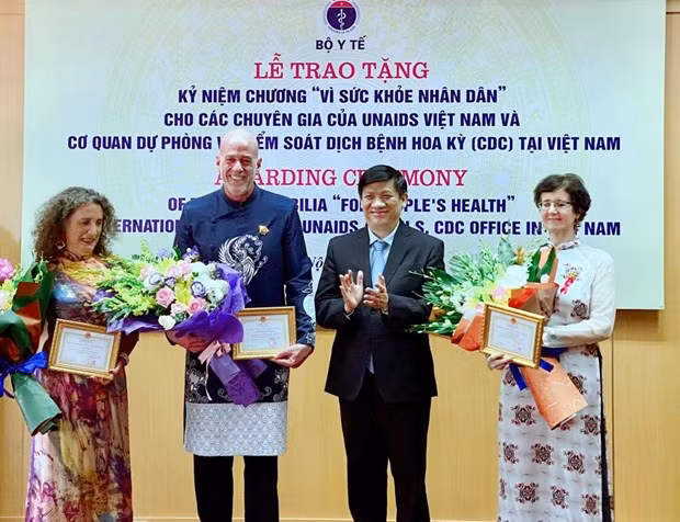 Three foreign experts honoured for supporting health sector in Vietnam ảnh 1