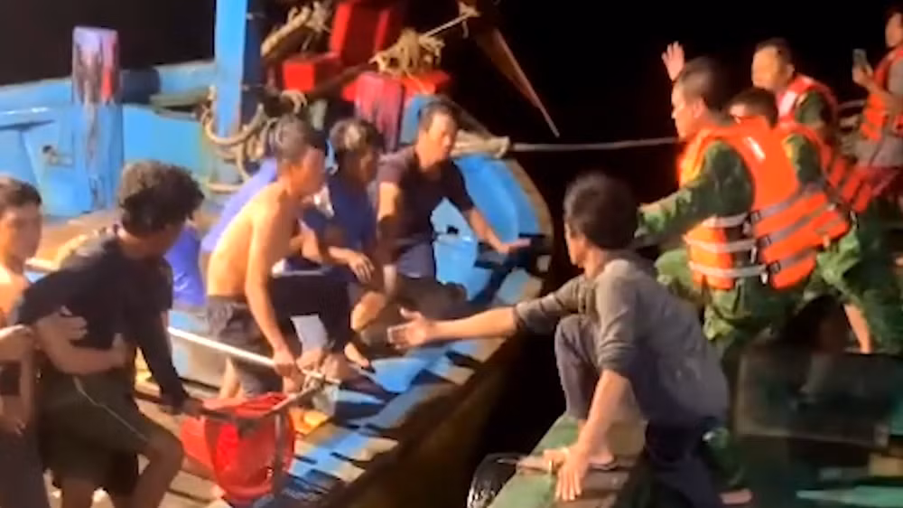 Ba Ria - Vung Tau authorities hand over 11 saved foreign sailors to consulates general ảnh 1