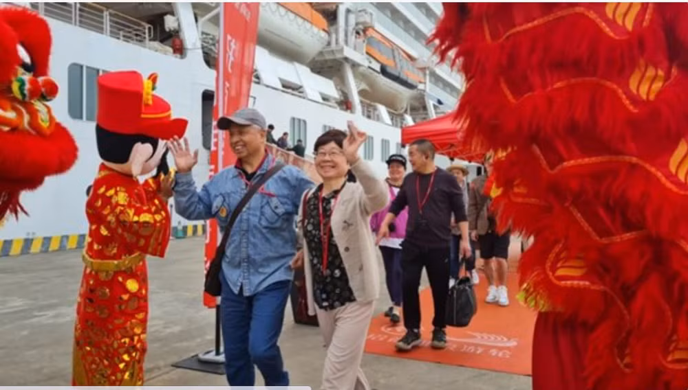 Ha Long port welcomes first int'l cruise ship in the Year of the Dragon ảnh 1