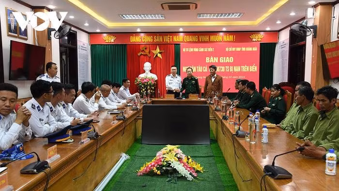 Seven fishermen in distress saved off Quang Nam’s coast ảnh 1