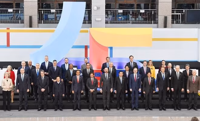 PM attends ASEAN-EU Commemorative Summit ảnh 1