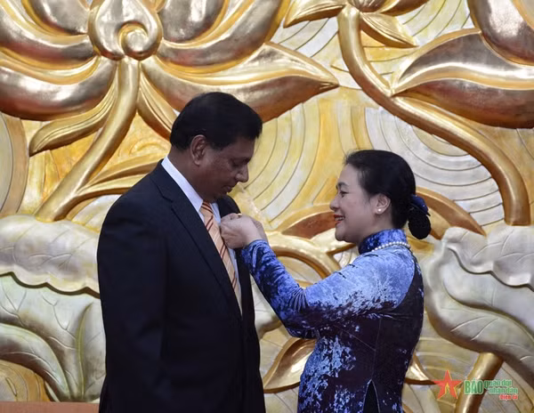 Sri Lanka Ambassador awarded with friendship insignia ảnh 1