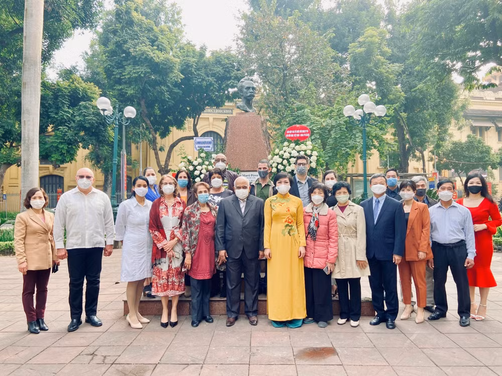 Cuban hero José Martí’s 169th birthday marked in Hanoi ảnh 2