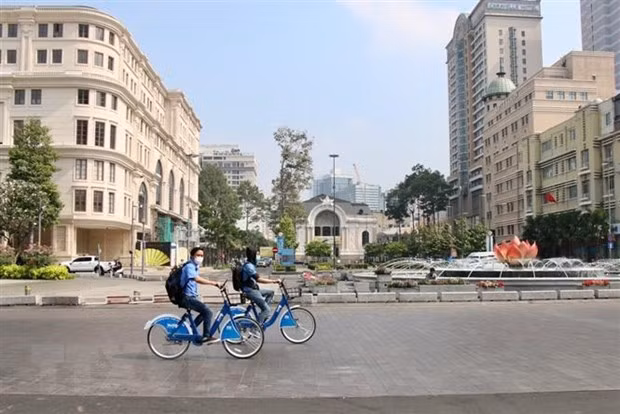 Bicycle-sharing service attracts young people in HCM city ảnh 1