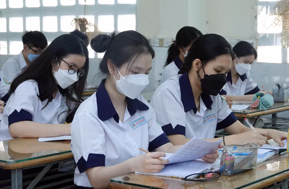 More secondary, high school students in HCM City return to school ảnh 1 More secondary, high school students in HCM City return to school ảnh 1
