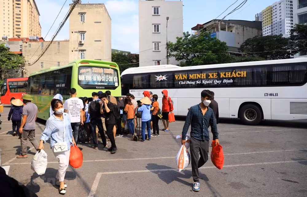 Passenger, goods transport volume sees strong surge in H1 ảnh 1