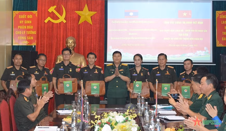 Vietnamese, Lao young officers promote exchanges ảnh 1