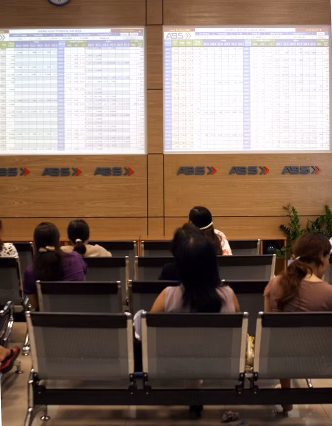 Market slows down on late selling ảnh 1