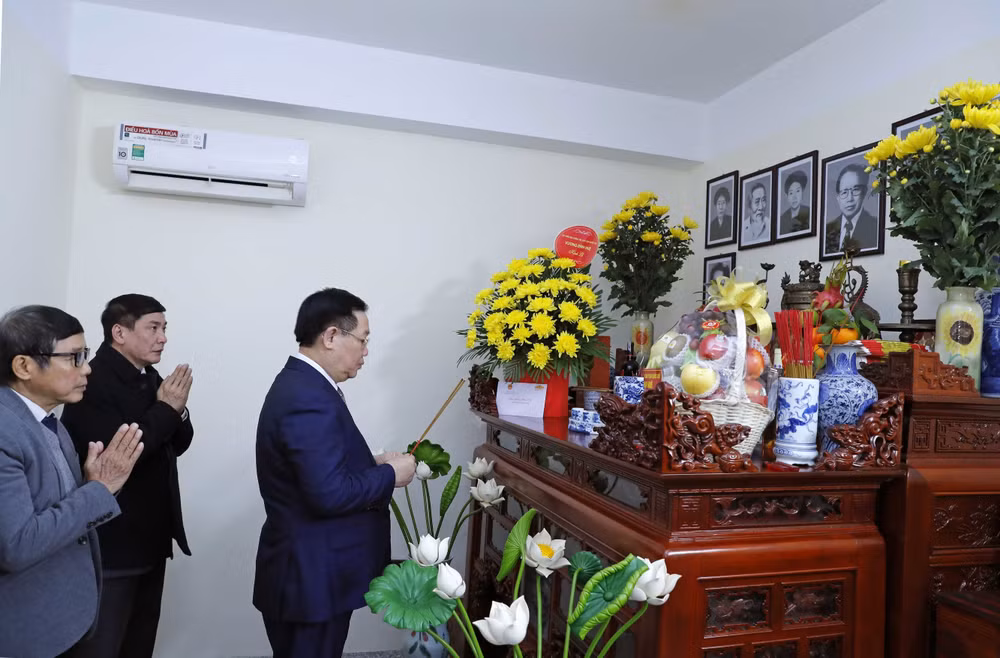 NA Chairman extends Tet greetings to families of late top legislators ảnh 1
