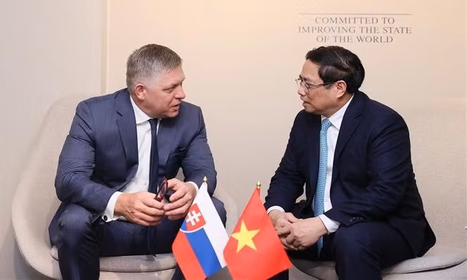 PM busy with bilateral meetings on WEF-54 sidelines in Davos ảnh 2