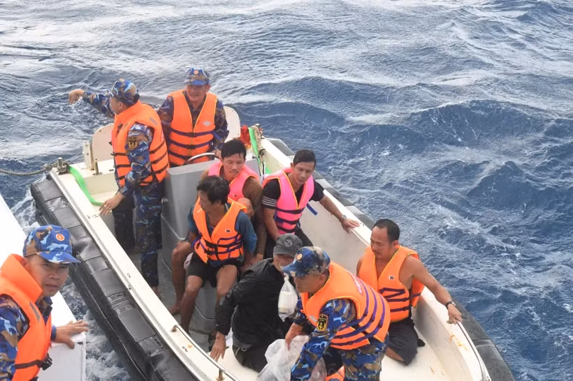 Naval ship rescues five fishermen stranded at sea ảnh 1
