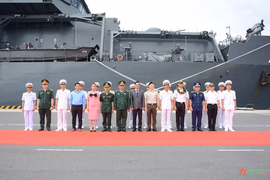 Singaporean naval ship visits Khanh Hoa province ảnh 2