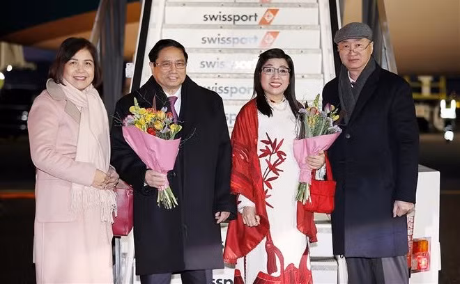 PM lands in Switzerland, starting trip to attend WEF Annual Meeting 2024 ảnh 1