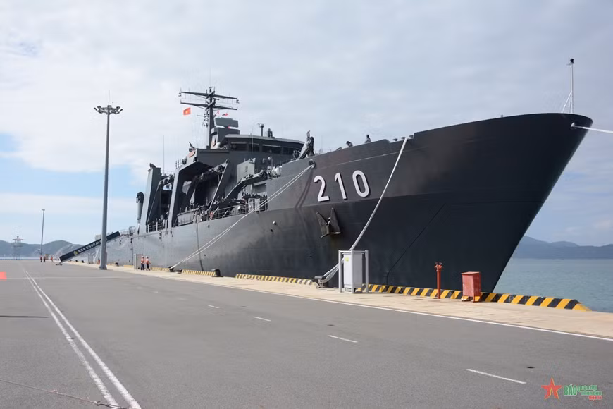 Singaporean naval ship visits Khanh Hoa province ảnh 3 Singaporean naval ship visits Khanh Hoa province ảnh 3