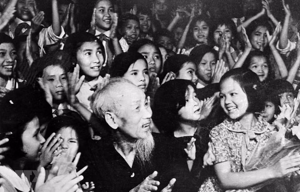 Ho Chi Minh’s testament: the torch shines Vietnamese revolution ảnh 1