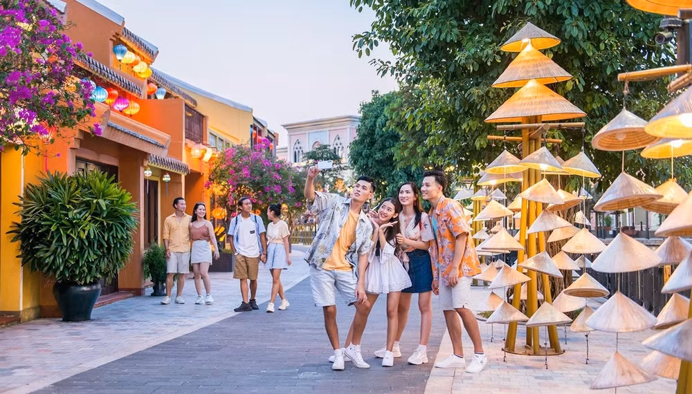 Travel firms make plans for summer vacation ảnh 2