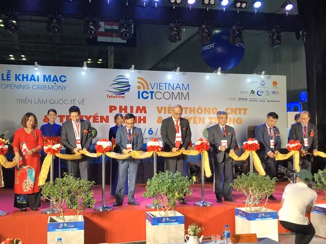 Int’l exhibitions on telecom, electronic products and film begin in HCM City ảnh 1