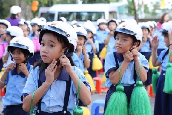 Honda Vietnam to present over 176,000 helmets to Hanoi school children ảnh 1