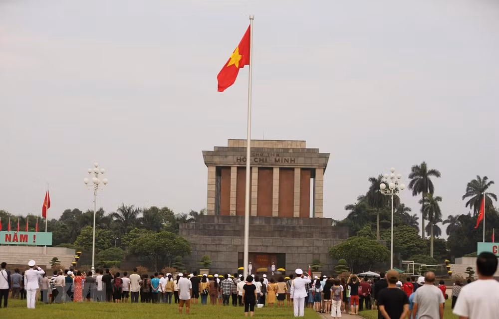 More than 50,000 people pay tribute to President Ho Chi Minh ảnh 1