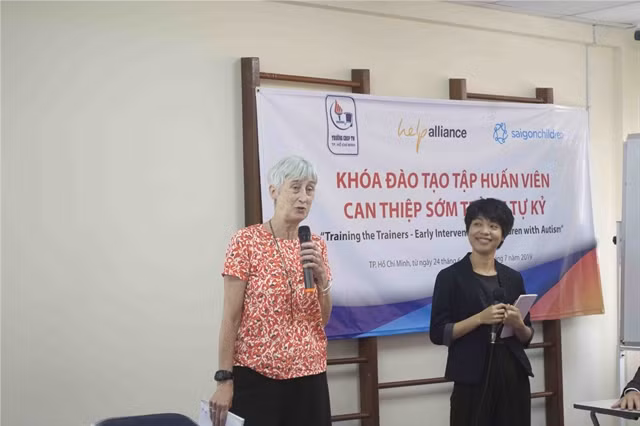 Training-the-trainers course aims to help autistic children ảnh 1