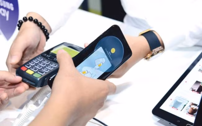 Payments for electricity bills go cashless ảnh 1