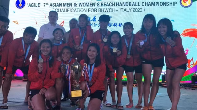 Vietnam win silver at Asian women’s beach handball champs ảnh 1