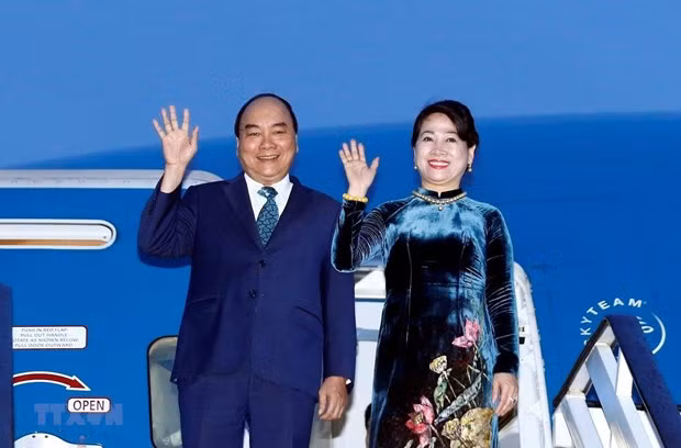 PM leaves for Osaka to attend G20 summit, visit Japan ảnh 1