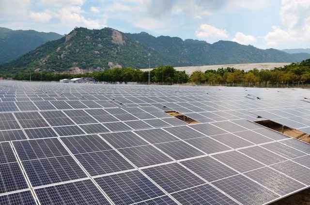 Another solar power plant generates electricity ảnh 1