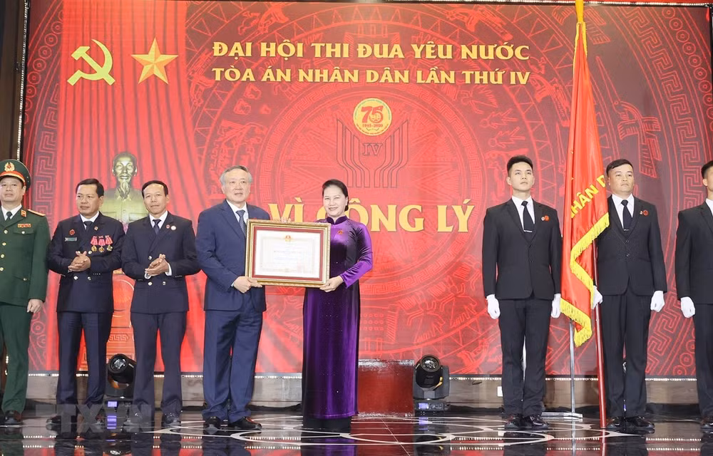 Supreme People’s Court receives first-class Independence Order ảnh 1