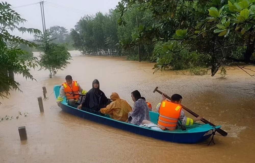 UNFPA assists women, girls affected by floods in central region ảnh 1 UNFPA assists women, girls affected by floods in central region ảnh 1