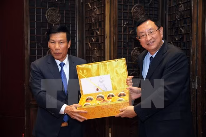 Exhibition features traditional Lunar New Year paintings of VN, China ảnh 1