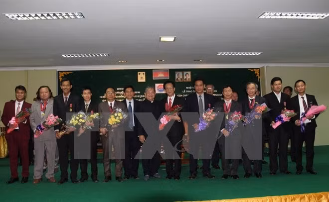 Cambodia presents friendship order to Vietnamese diplomats and pressmen ảnh 1 Cambodia presents friendship order to Vietnamese diplomats and pressmen ảnh 1