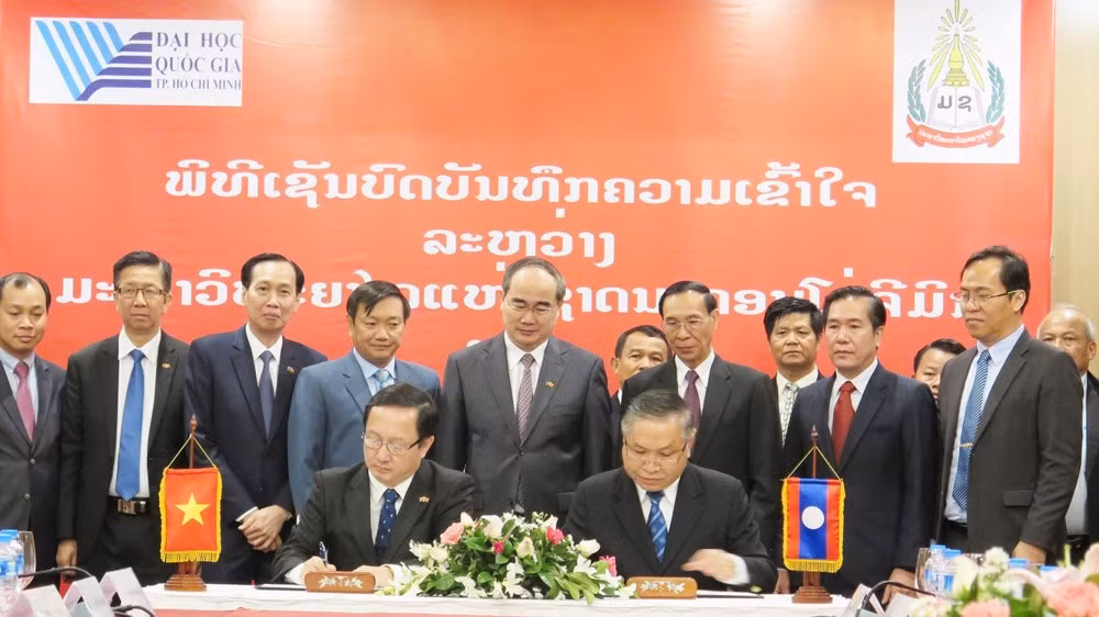 Vietnamese, Lao national universities foster exchanges ảnh 1