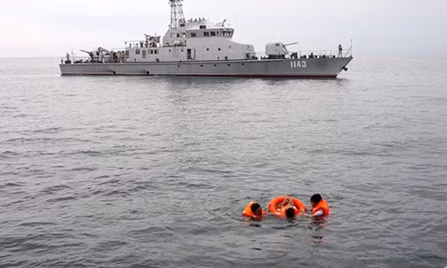 Vietnamese, Cambodian navies conduct joint patrol ảnh 1