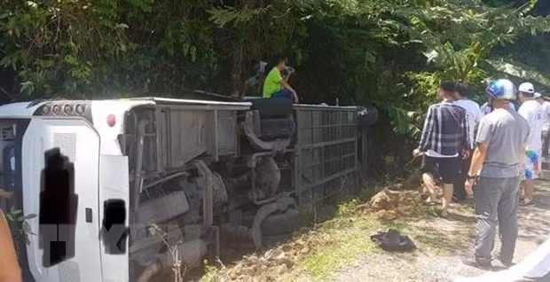 Road accident in Quang Binh province kills at least 13 ảnh 1