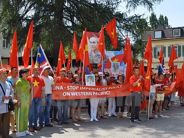 Vietnamese in Germany object to China’s acts in East Sea ảnh 1 Vietnamese in Germany object to China’s acts in East Sea ảnh 1