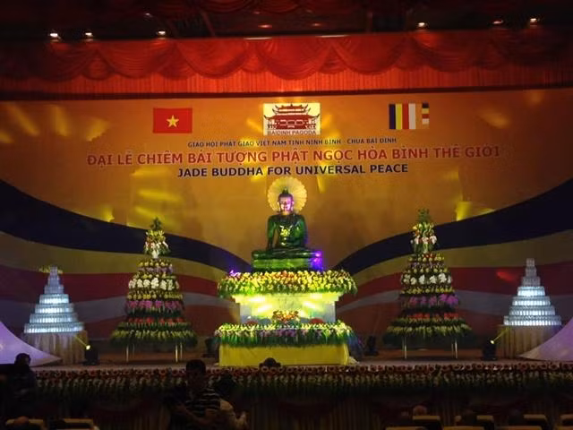 Ninh Binh holds ceremony to worship massive jade Buddha ảnh 1