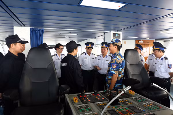 Vietnam, China coast guards conduct joint fishery patrol ảnh 1