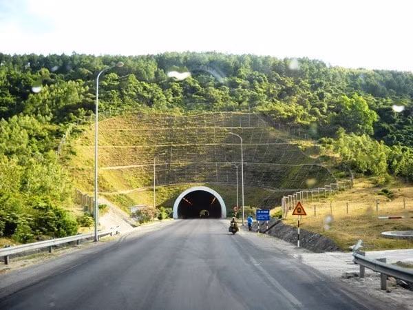 Deo Ngang Tunnel to be widened ảnh 1