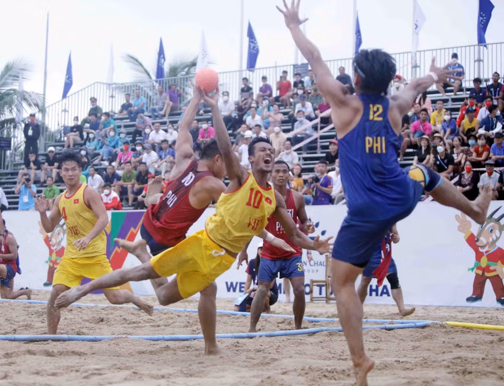 SEA Games 31: Vietnam fetch gold in men’s beach handball, bronze in diving ảnh 1