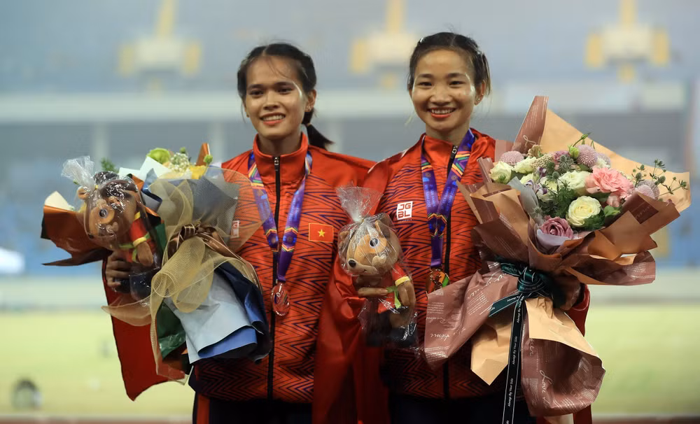 Vietnam temporarily leads medal tally at SEA Games 31 ảnh 1