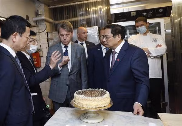PM visits hotel where President Ho Chi Minh used to work in Boston ảnh 1