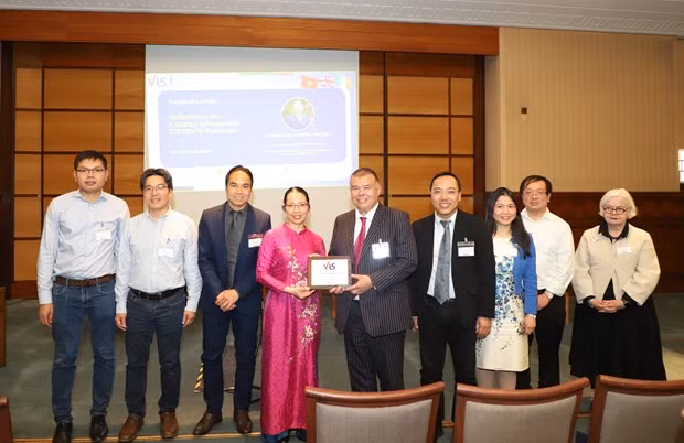 Vietnamese-British Professor becomes honorary chairman of VIS ảnh 1