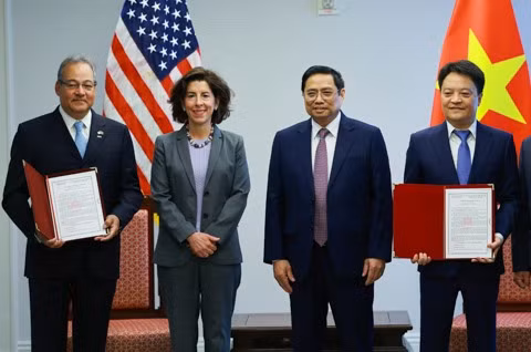 Vietnamese, US firms get investment registration certificate for LNG terminal project ảnh 1