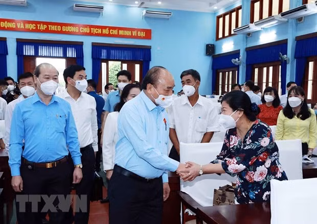 President Nguyen Xuan Phuc meets voters in HCM City ảnh 1