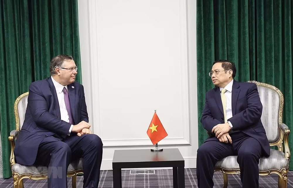 Prime Minister meets leaders of French groups ảnh 1