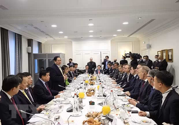 Prime Minister meets leaders of French groups ảnh 2