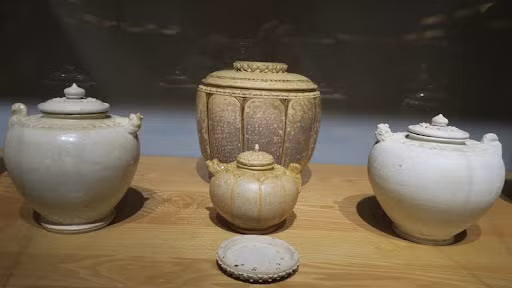 Exhibition offers insight in two millennia of Vietnamese ceramics ảnh 1